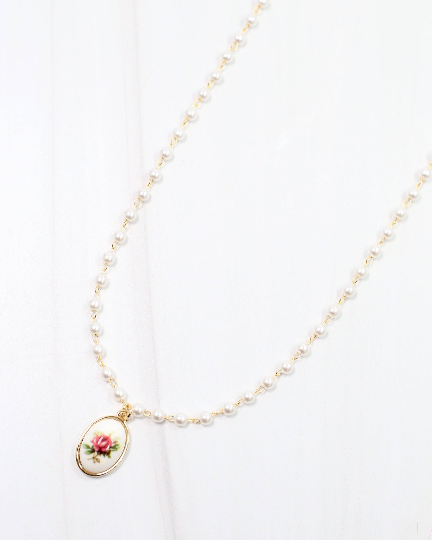 Rikimmy Rose Pendant Necklace Gold
