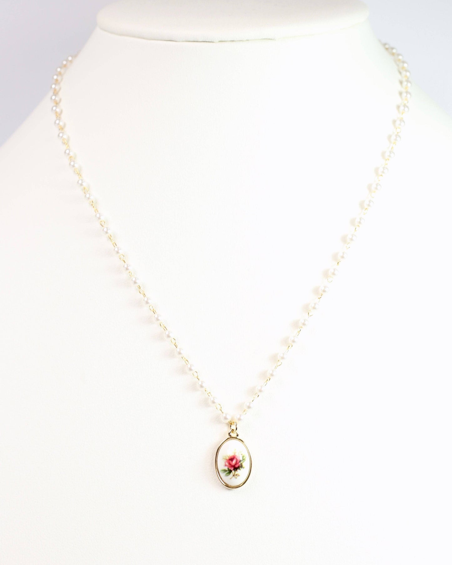 Rikimmy Rose Pendant Necklace Gold