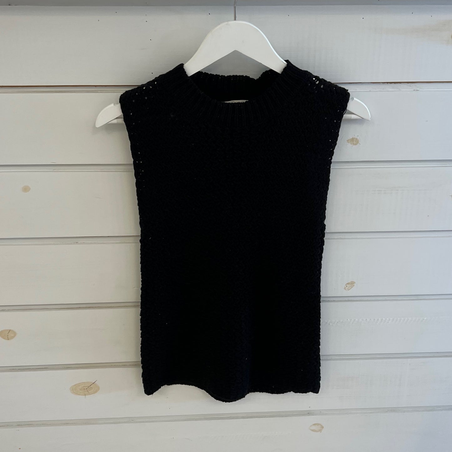 Et clet black sleeveless sweater
