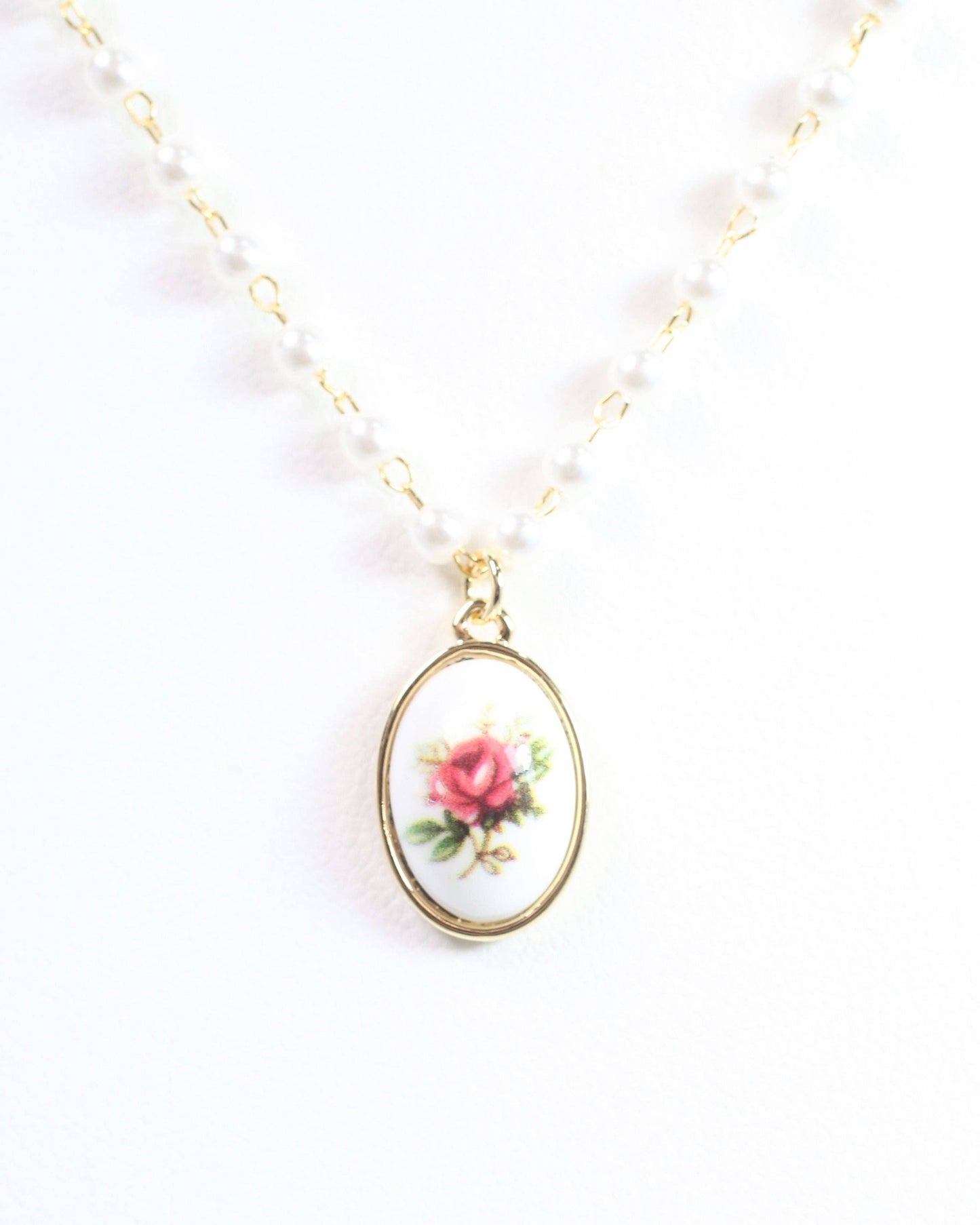 Rikimmy Rose Pendant Necklace Gold
